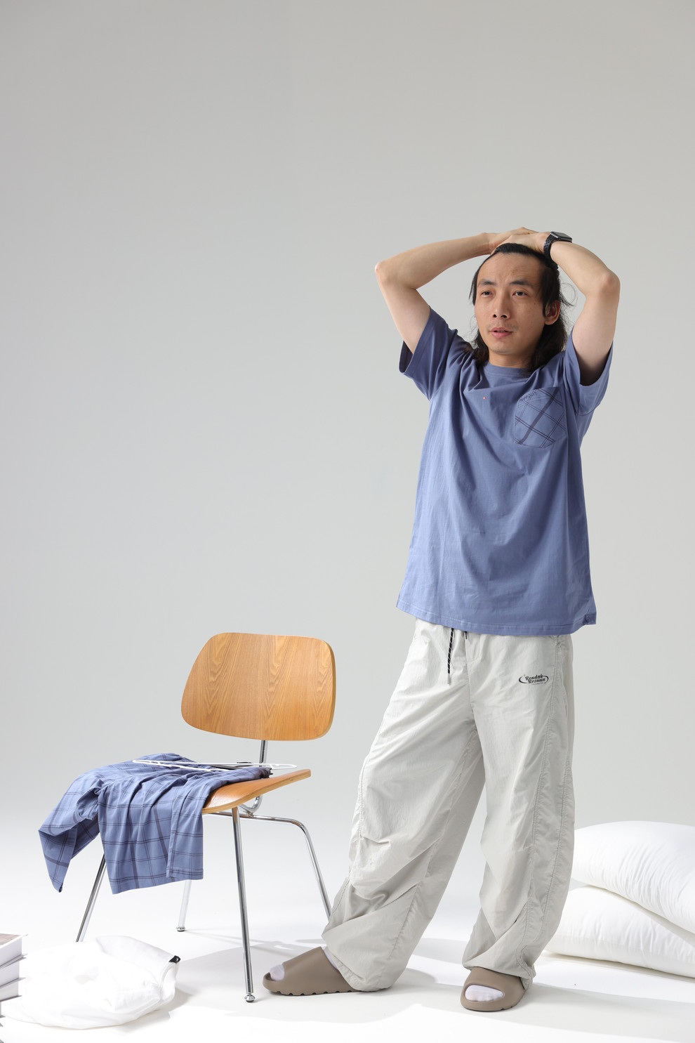 灰白家具